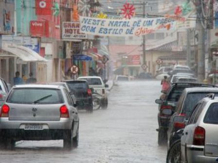 Rua_Odilon_Behrens_em_dia_de_chuva_no_ano_de_2010