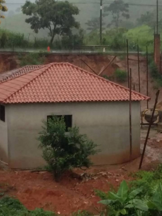 Internauta faz alerta sobre deslizamento de terra na saída para São João Evangelista