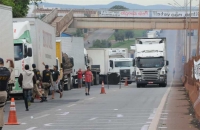 Caminhoneiros começam a liberar trechos das BRs 381 e 040