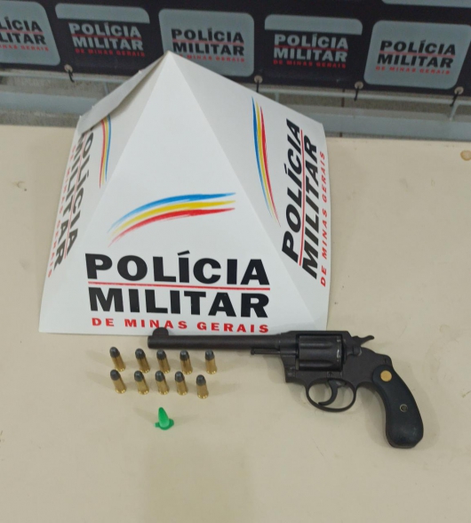Autor de porte ilegal de arma de fogo e consumo de drogas é preso em Guanhães