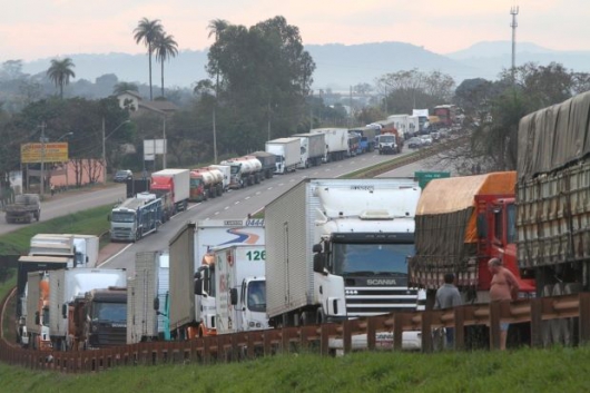 Greve dos caminhoneiros: Presidente de sindicato discorda de proposta e diz que greve continua