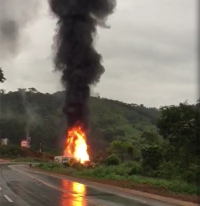 Atenção motoristas: Batida entre carretas causa explosão na BR-381