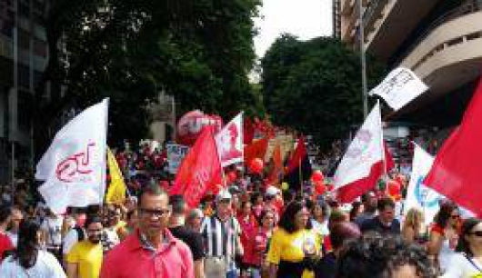 Manifestantes protestam contra o governo e pedem Diretas Já em várias estados