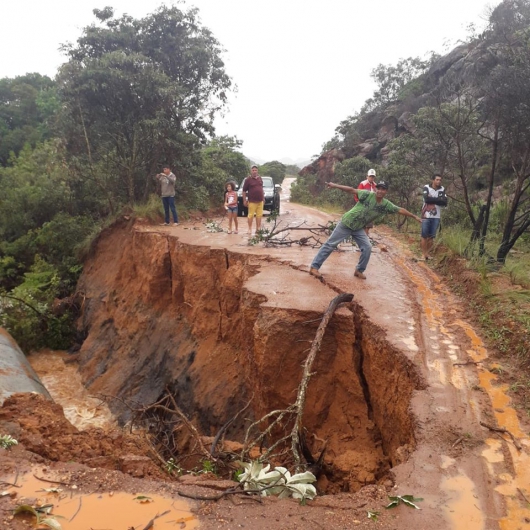 MAIS ESTRAGOS:  Trecho em Diamantina é interditado devido rompimento de bueiro metálico durante as chuvas