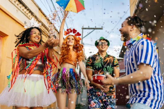 PULOU MUITO CARNAVAL? A reportagem da Folha separou boas dicas para te ajudar a retomar a rotina e recuperar a sa&uacute;de p&oacute;s-folia