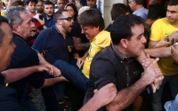 Bolsonaro leva facada durante ato de campanha em Juiz de Fora, diz Polícia Militar de Minas