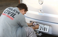 Fábricas clandestinas de placas de veículos estão na mira do Detran de Minas