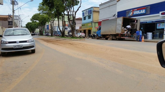 Trânsito de Guanhães: Areia na Milton Campos preocupa motoristas e pode causar acidentes na avenida
