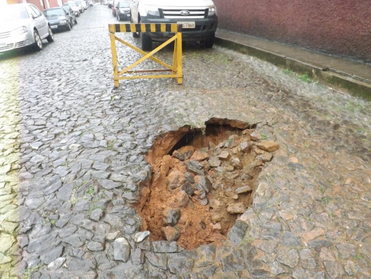 ATENÇÃO!!! Reportagem da Folha FM é acionada e flagra buraco após calçamento ceder na Travessa Pio Nunes, bem no Centro da cidade