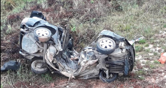 Homem morre após rodar com o carro na pista e bater em árvore na MGC-259, em Sardoá