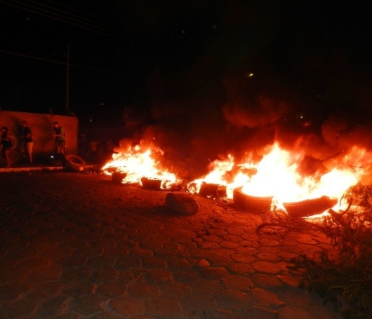 Santa Maria de Itabira: devido à falta d’água, moradores ateiam fogo em pneus e interditam rua
