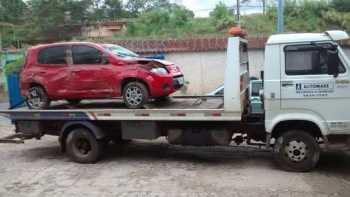 Carro derrapa na pista e cai em ribanceira na MG-120