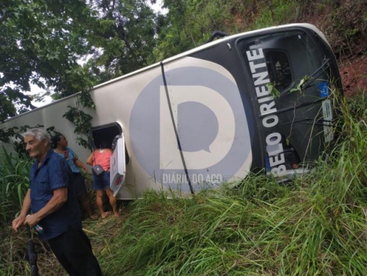 Micro-ônibus da Prefeitura de Belo Oriente que transportava pacientes capota na BR-381, próximo à Cenibra