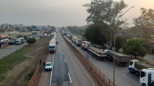 Caminhoneiros fecham rodovias de Minas