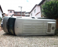 Crianças a bordo: Van escolar tomba no centro de Guanhães