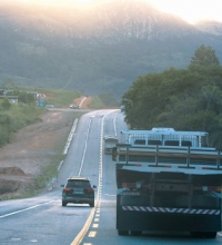 Com previsão de chuva para o fim do ano, motorista deve prezar a paciência e cautela ao volante