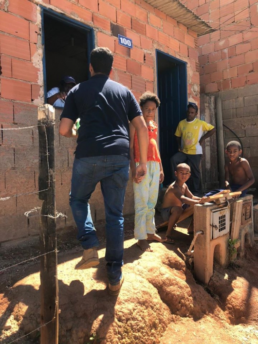 SOLIDARIEDADE/GUANHÃES  CORONAVÍRUS: Voluntário realiza distribuição gratuita de cerca 50 litros de leite nesta segunda-feira