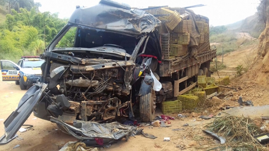 Caminhão que seguia para Capelinha bate contra barranco e deixa motorista ferido na MGC – 120, em Ferros