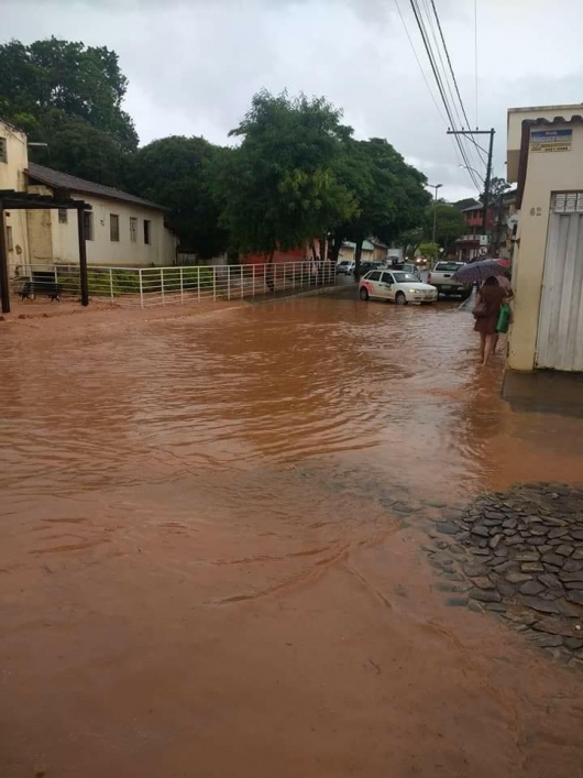 Temporal deixa ruas alagadas em Guanhães