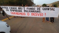 Sabinópolis: Moradores se reúnem mais uma vez para reivindicar desvio de caminhões Na tarde dessa segunda-feira (21), moradores de Sabinópolis, realizaram mais um manifesto, reivindicando, um desvio para que os caminhões da mineradora parem de transi