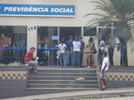 Pós-greve: Movimento intenso na porta do INSS em Guanhães