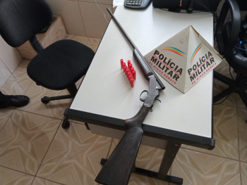 Homem de 50 anos é preso por posse ilegal de armas de fogo em Divinolândia de Minas