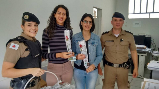 Polícia Militar de Guanhães presta homenagem às mães com distribuição de rosas e bombons