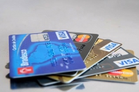 Juros médios do cartão de crédito passam de 450% ao ano