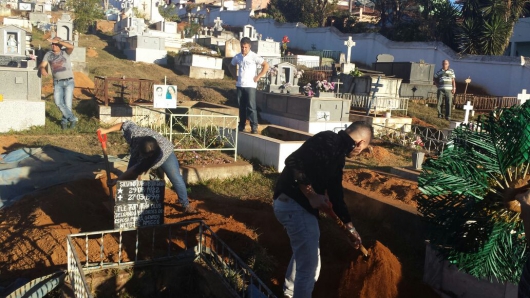 Sem coveiro no cemitério, corpo de guanhanense é sepultado pela própria família