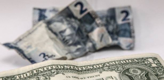 Dólar mais alto deixa o brasileiro mais pobre; veja quem ganha e quem perde