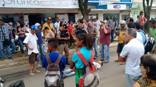 Óleo na pista provoca acidente com motociclista e deixa avenida Milton Campos paralisada