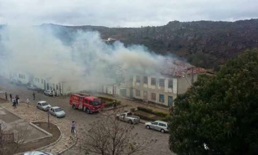 Incêndio em casarão histórico de Diamantina mobiliza Corpo de Bombeiros
