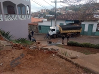 GUANHÃES: Caminhão carregado de brita perde força ao subir morro na Pio Ferreira e atinge bar