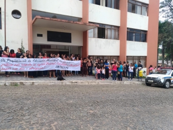 GUANHÃES: Professores da rede municipal de ensino paralisam as atividades para reivindicar salário