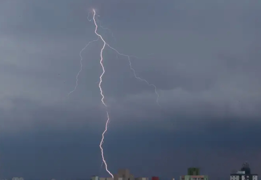 TEMPESTADES DE VERÃO: Saiba como se proteger de raios !