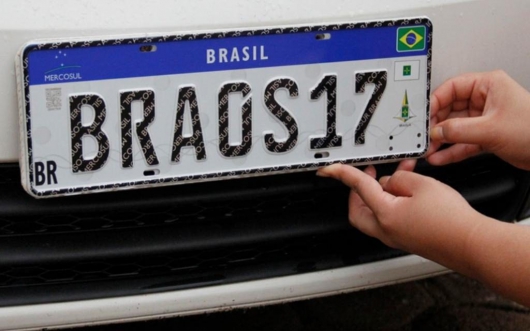 Novas placas de veículos passam a ser obrigatórias em alguns casos a partir de 31 de janeiro