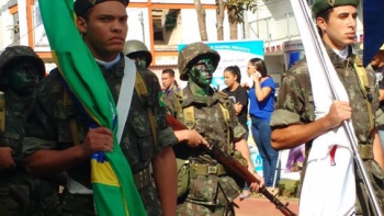 Desfile do Sete de Setembro reúne milhares de pessoas nas ruas de Guanhães