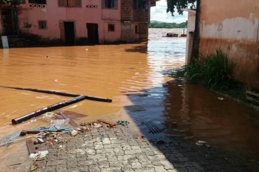 VALADARES: Rio Doce começa a transbordar e já atinge bairros ribeirinhos