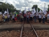 Manifestantes liberam linha de trem da Vale em Belo Oriente, MG