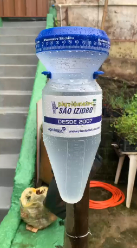Pluvi&ocirc;metro instalado por morador registra um acumulado de chuva equivalente a quase 80 mm em menos de 24h em Guanh&atilde;es