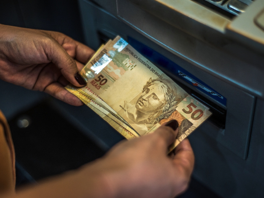 Quase 50 milh&otilde;es de pessoas ainda t&ecirc;m valores esquecidos nos bancos; veja como buscar os recursos