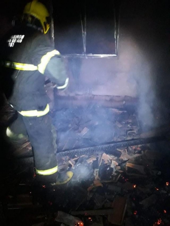 Casa é destruída por incêndio em Peçanha e imóvel precisa ser isolado pelos bombeiros
