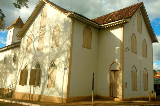 GUANHÃES:  Furto na Igreja Matriz de São Miguel e Almas: autores levaram vários equipamentos de som