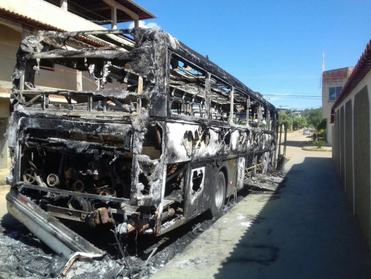 Homens são presos suspeitos de participação em incêndio a ônibus em Belo Oriente