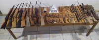 Homem de 59 anos é preso com arsenal de armas de fogo em Santa Maria do Suaçuí