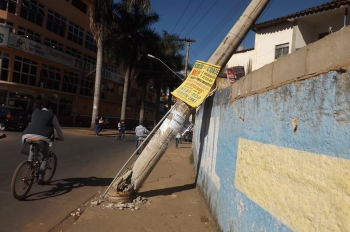 Parte do Centro de Guanhães fica sem energia elétrica após acidente envolvendo um poste da CEMIG