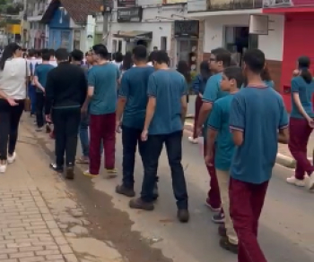 Caminhada em Guanh&atilde;es pede fim ao bullying ap&oacute;s morte de jovem
