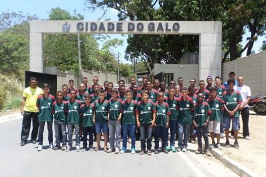 “Bom de bola, bom na escola”: Alunos de projeto social de Conceição do Mato Dentro jogam na Cidade do Galo