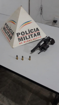 Homem é preso com arma de fogo após cometer furto em Rio Vermelho