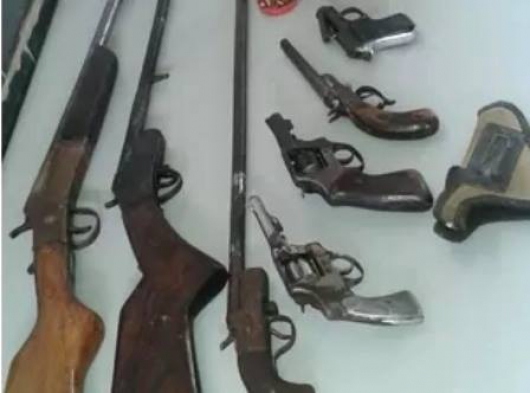 Homem de 65 anos é preso com sete armas dentro de casa, em Açucena